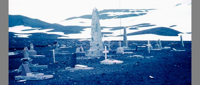 墓　graves in Deception island