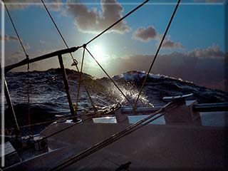 太平洋の大波と夕陽とヨット